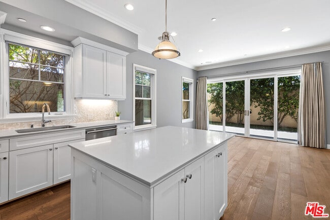 Building Photo - 1510 S Carmelina Ave