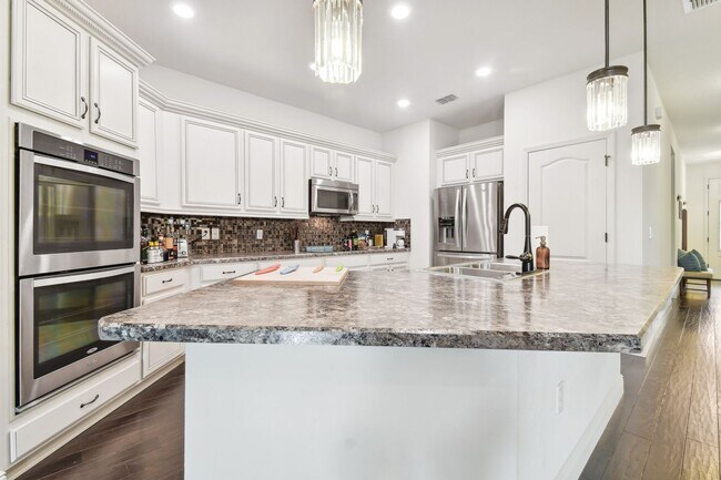 Building Photo - Spacious 4 Bed, 2 Bath Single Family Home ...