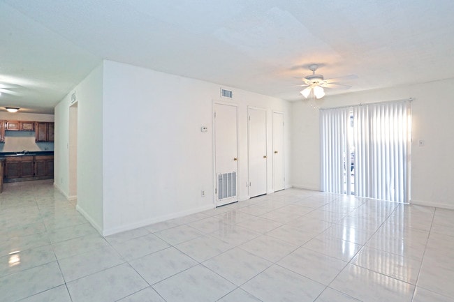 Living Area - Royal Oaks Apartments