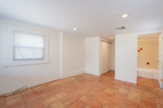 Building Photo - 342 E Waverly St
