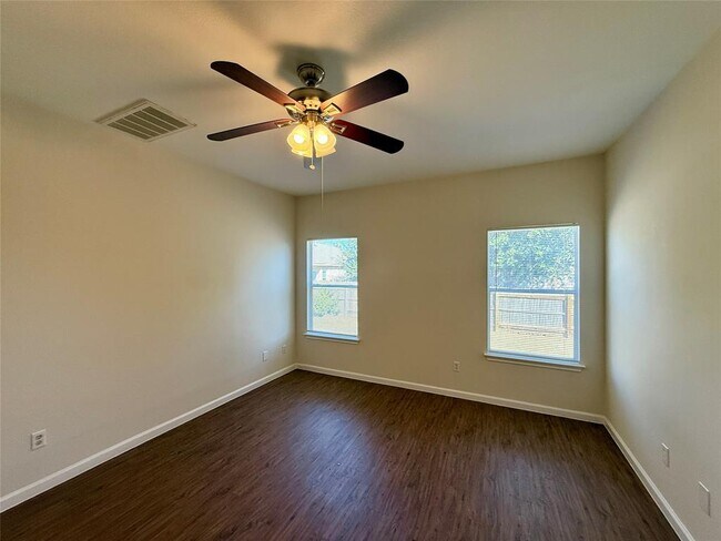 Building Photo - 702 Estancia Way