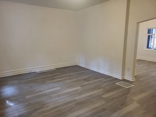 Building Photo - Newly renovated 2 bedroom in Hazelwood! Av...