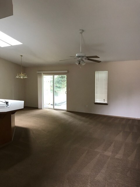 Building Photo - B132-20