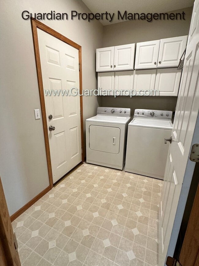Building Photo - Hopkins Single Family Home, 2 Car Garage, ...