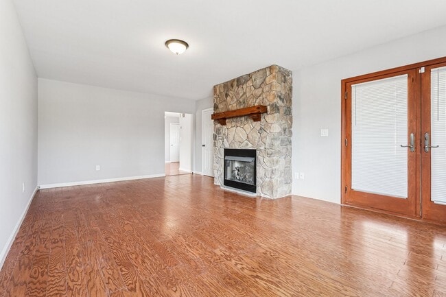 Building Photo - 145 Pleasant Valley Way