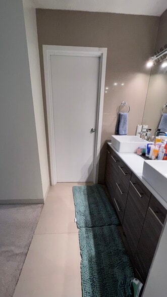 Master Bathroom - 200 Dearborn N St