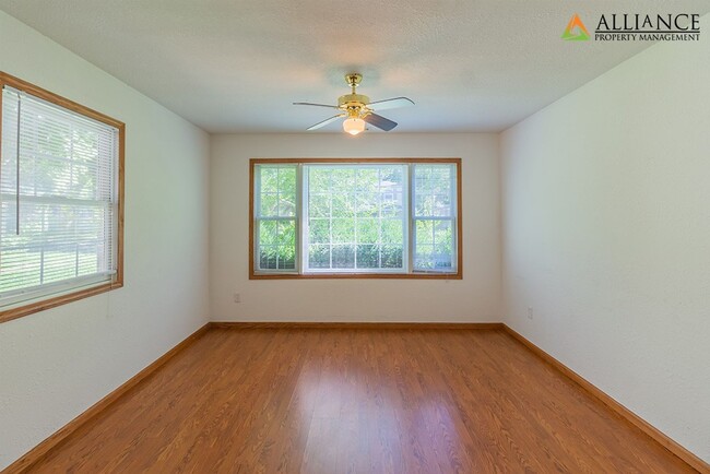 Building Photo - All appliances included, washer/dryer hookups!