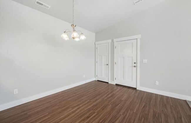 Building Photo - 3 Bedroom/2 Bathroom condo in Vineyard