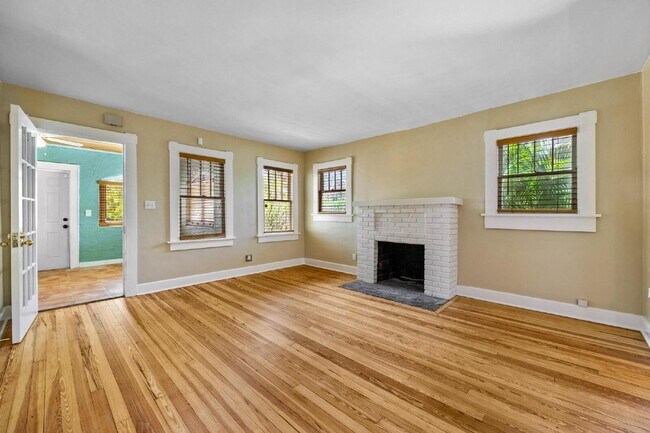 Building Photo - Charming 2-Bed With Backyard Oasis In West Palm Beach!