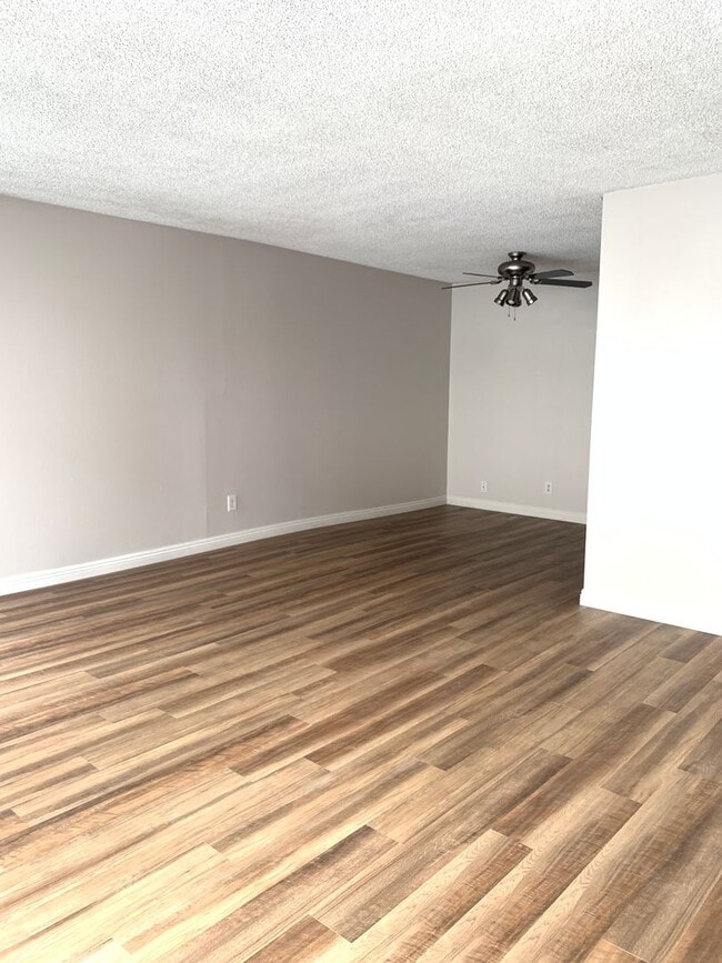 Building Photo - 2 Bedroom 2 Bath Condo with Pool and Hot T...