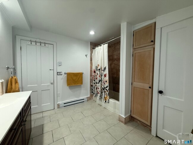 Building Photo - 883 Montauk Ave