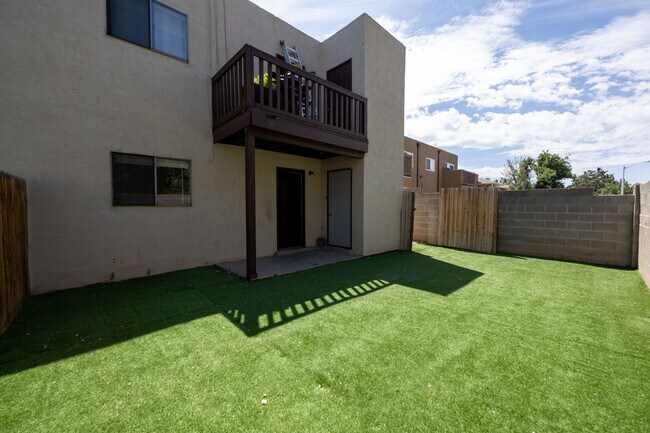 Building Photo - 309 Whispering Sands Ct SE