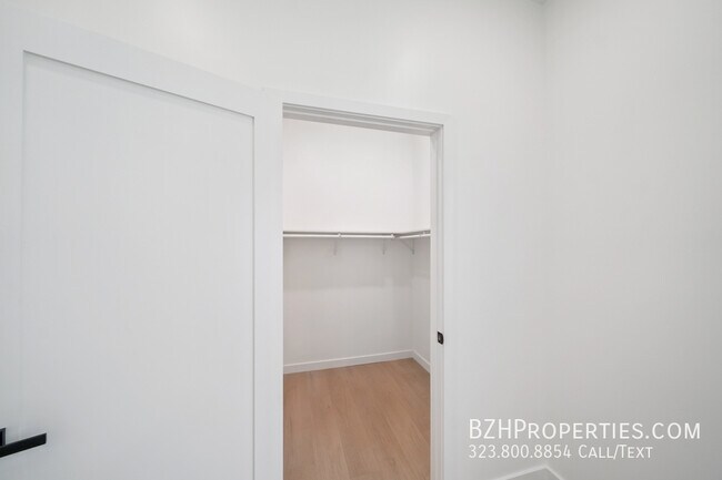 Building Photo - 1513 S Hayworth Ave