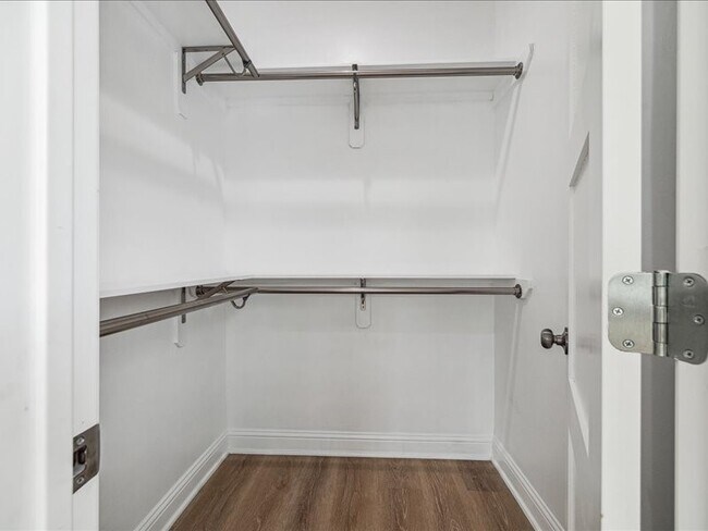 Building Photo - 915 E 37th St