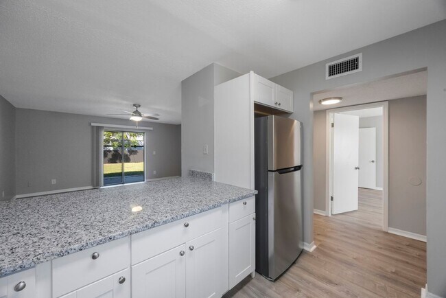 Building Photo - Newly Renovated 2 bedroom 2 bath within wa...