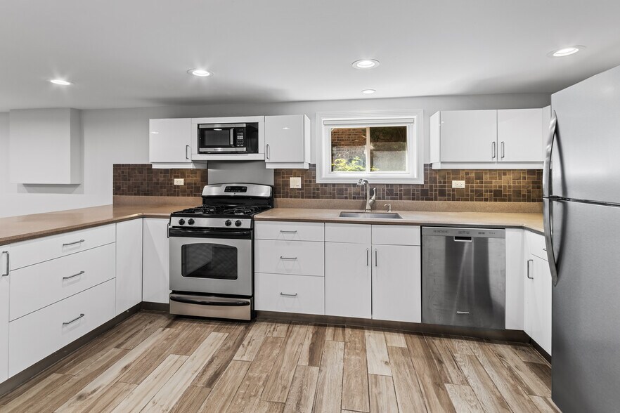 Building Photo - 2152 W Agatite Ave