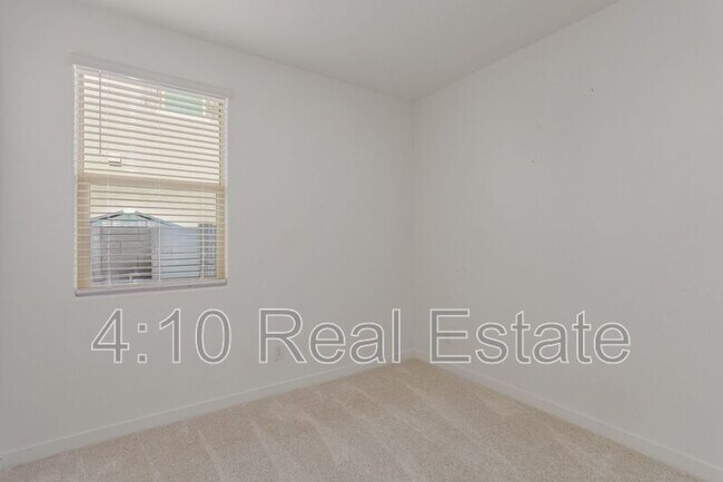 Building Photo - 2222 E Palmdale Ln
