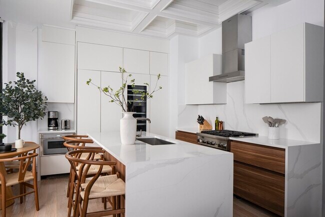 Building Photo - 132 Boylston St