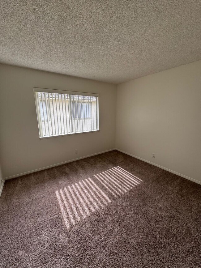 Building Photo - 2 Bedroom 1 Bath for rent in Port Hueneme near Oxnard Harbor