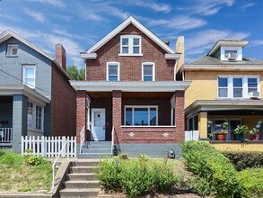 Building Photo - Remodeled 2 bedroom with backyard