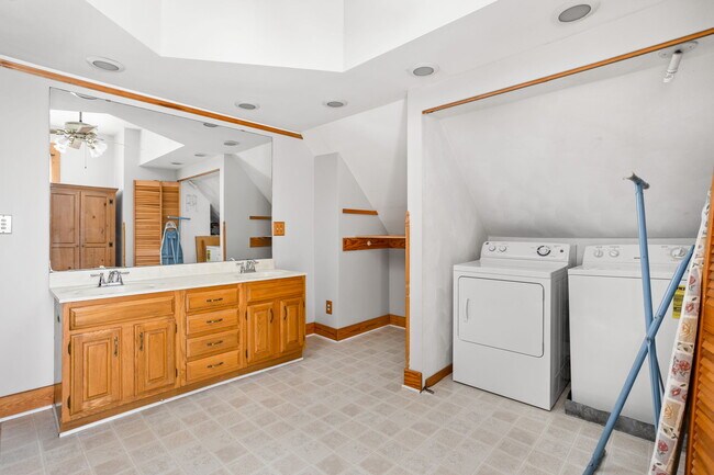 Building Photo - 319 E 13th St