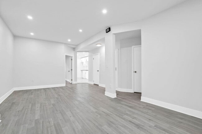 Building Photo - Spacious and Bright Renovated Parlour 2 BR/1BA with  Exclusive Backyard Access