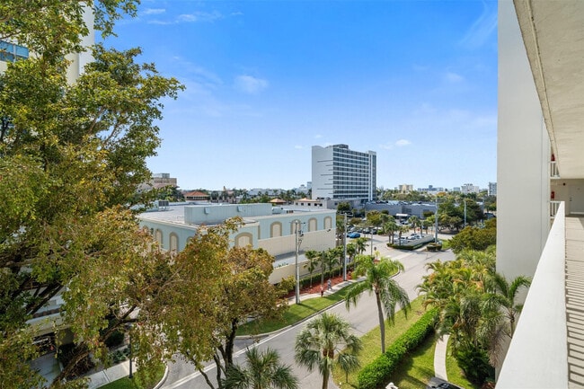 Building Photo - 2555 NE 11th St