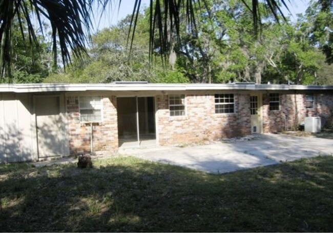 Building Photo - Charming Brick Ranch with Spacious Living ...