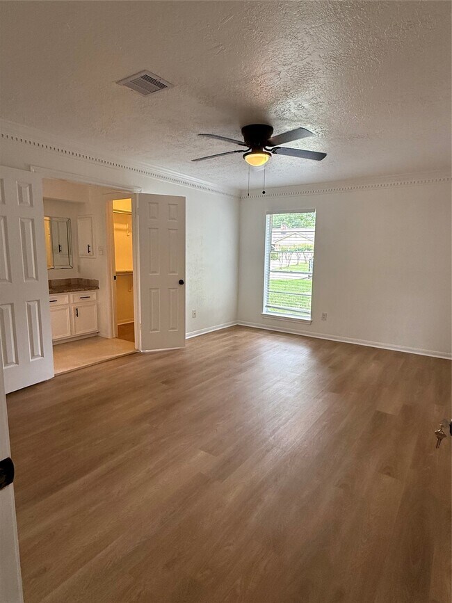 Building Photo - 2075 Little Cedar Dr