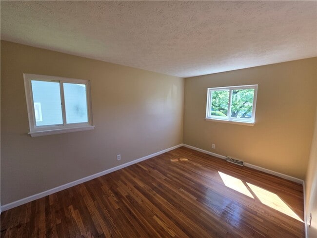 Building Photo - 32 Golden Rod Ln