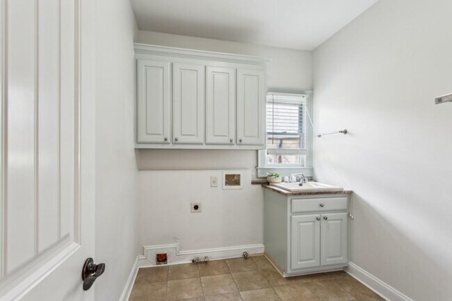 Building Photo - 1363 Sylvan Cir NE