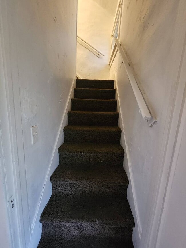 Building Photo - Charming 3-Bedroom Property in Prime Location