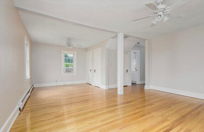 Living room - 316 E Riverside Dr