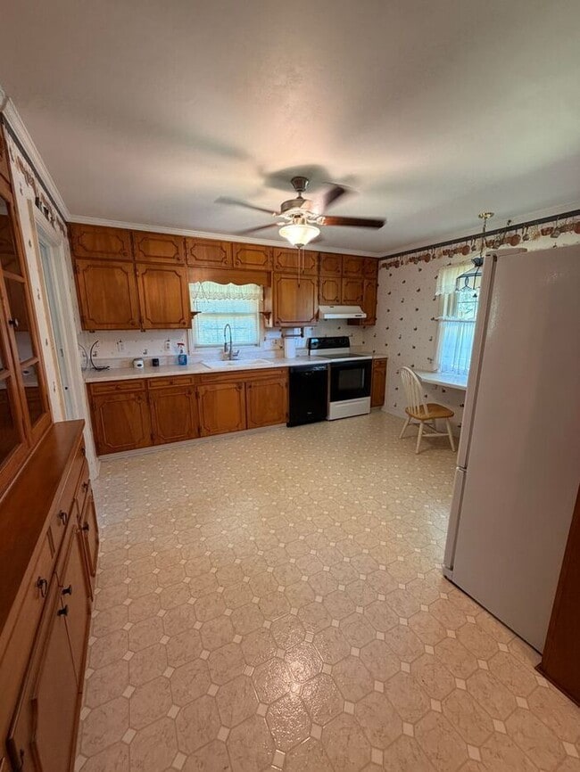 Building Photo - Home on 2.5 Acres in laurens!!