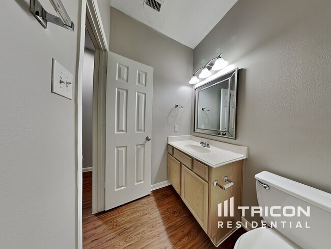 Building Photo - 810 E Clady Ct