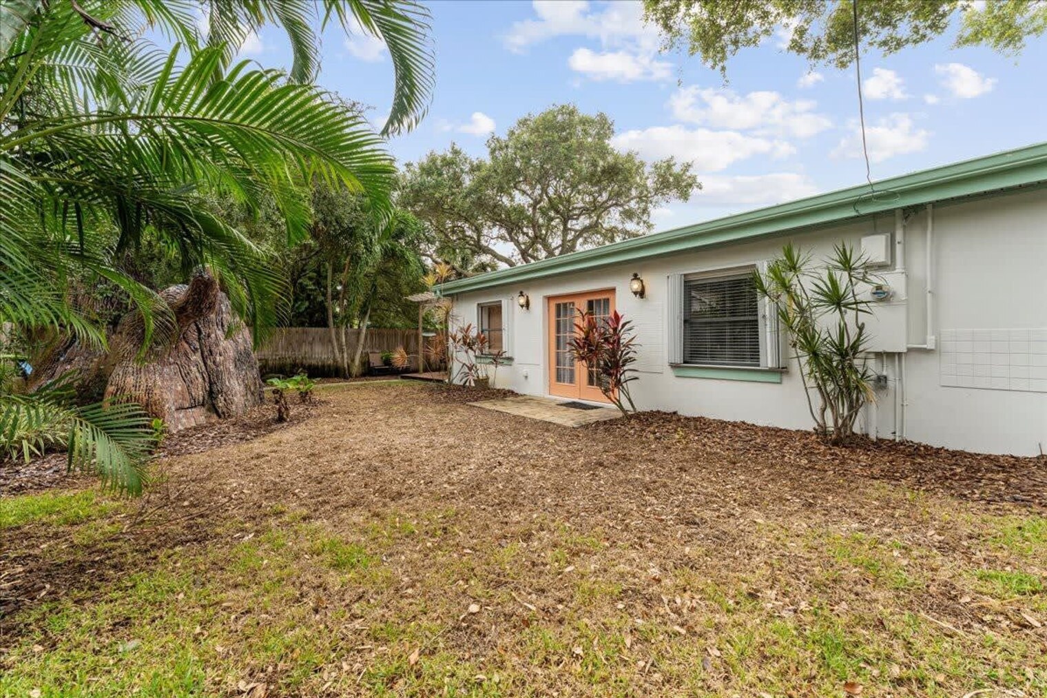 Building Photo - 1345 Bayshore Dr