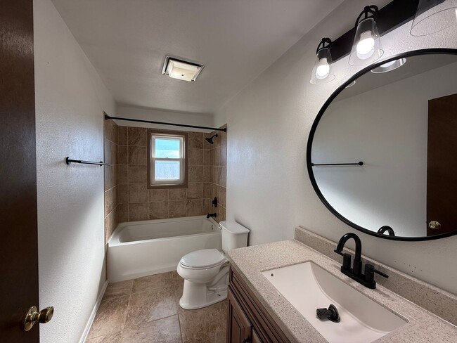 Building Photo - Spacious 2 Bedroom on 1 Arce -Texico Schools