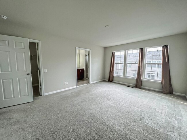Building Photo - Beautiful and Spacious 3 Bed 2/2 Bath Bric...