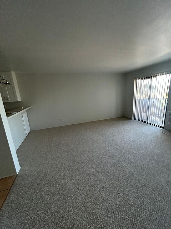 Building Photo - Spacious 1 bedroom Condo with Beautiful Views! Water, sewer, and trash included! Move In Ready!
