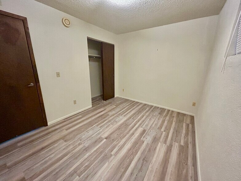 Building Photo - 2606 S Mountain View Dr