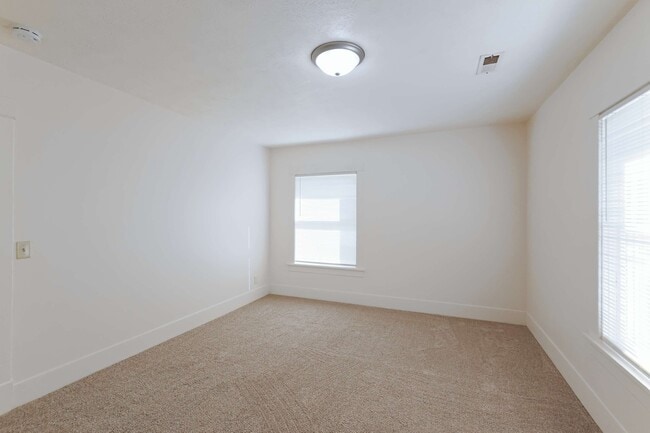 Building Photo - 1640 E ST-2