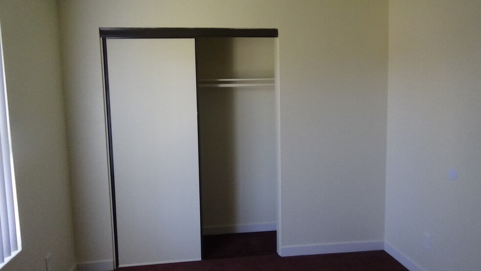 Bed1 - 725 Summerwood Ln