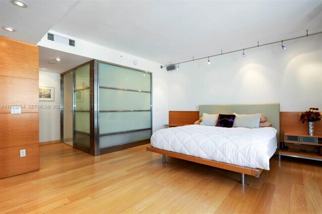 Building Photo - 4779 Collins Ave