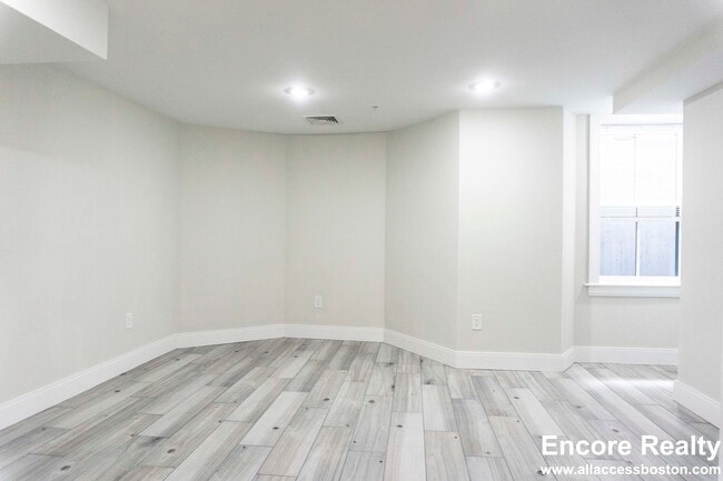 Building Photo - 79 Linden St