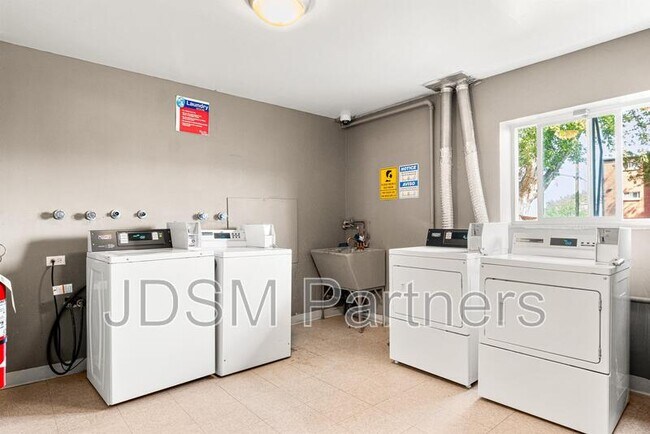 Building Photo - 5605 W Warren Ave