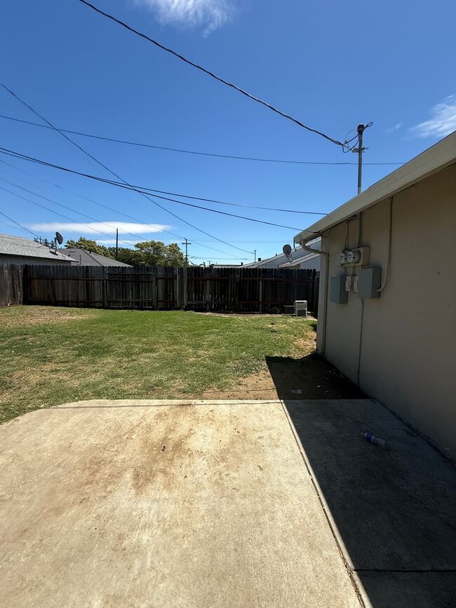 Building Photo - updated 2 bedroom duplex