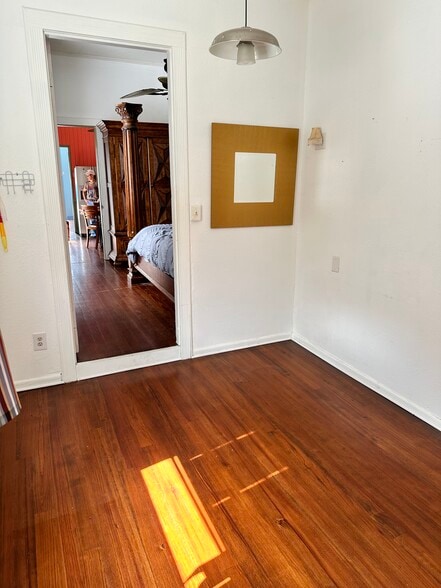 Half bedroom or Office - 423 Dakin St