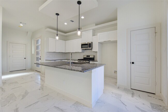 Building Photo - 2928 El Fenice Ln