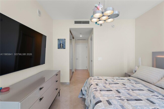 Building Photo - 17001 Collins Ave