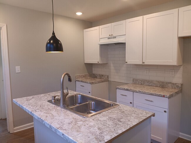 Building Photo - Newly Renovated Home in Quite Neighborhood